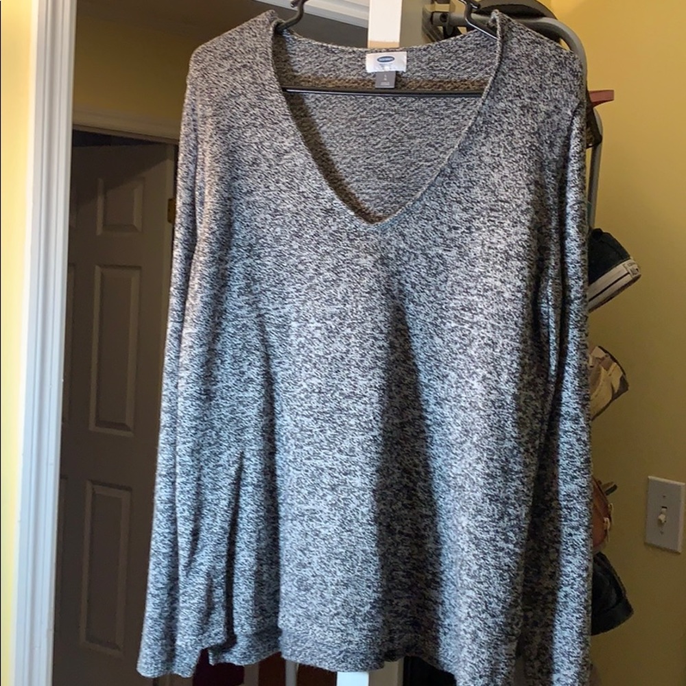 5/$15 Old Navy v neck sweater